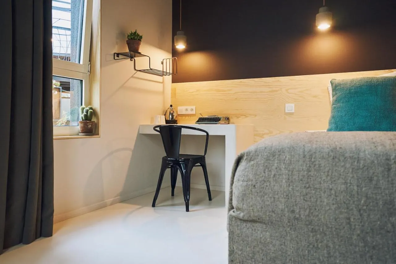 Hotel Latroupe Jardin Secret Saint-Gilles 3*,